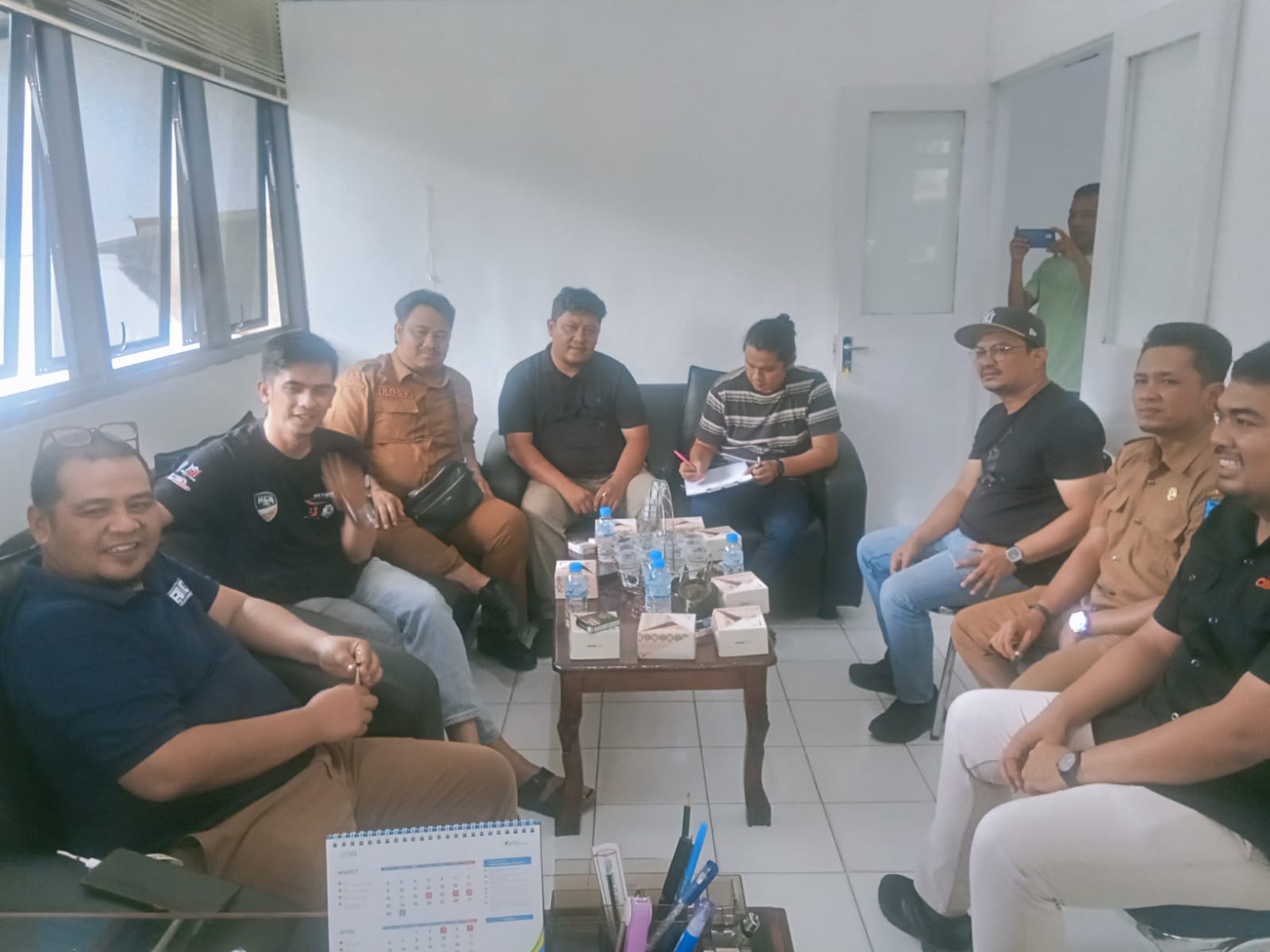 Ketua KONI Sawahlunto Jhon Reflita menerima audiensi pengurus IMI Kota Sawahlunto terkait kesiapan menjadi tuan rumah cabang olahraga balap motor, Senin (13/4/2026).